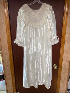 VTG Elise Stevens White Liquid Satin Nightgown Victorian Long Sleeve medium